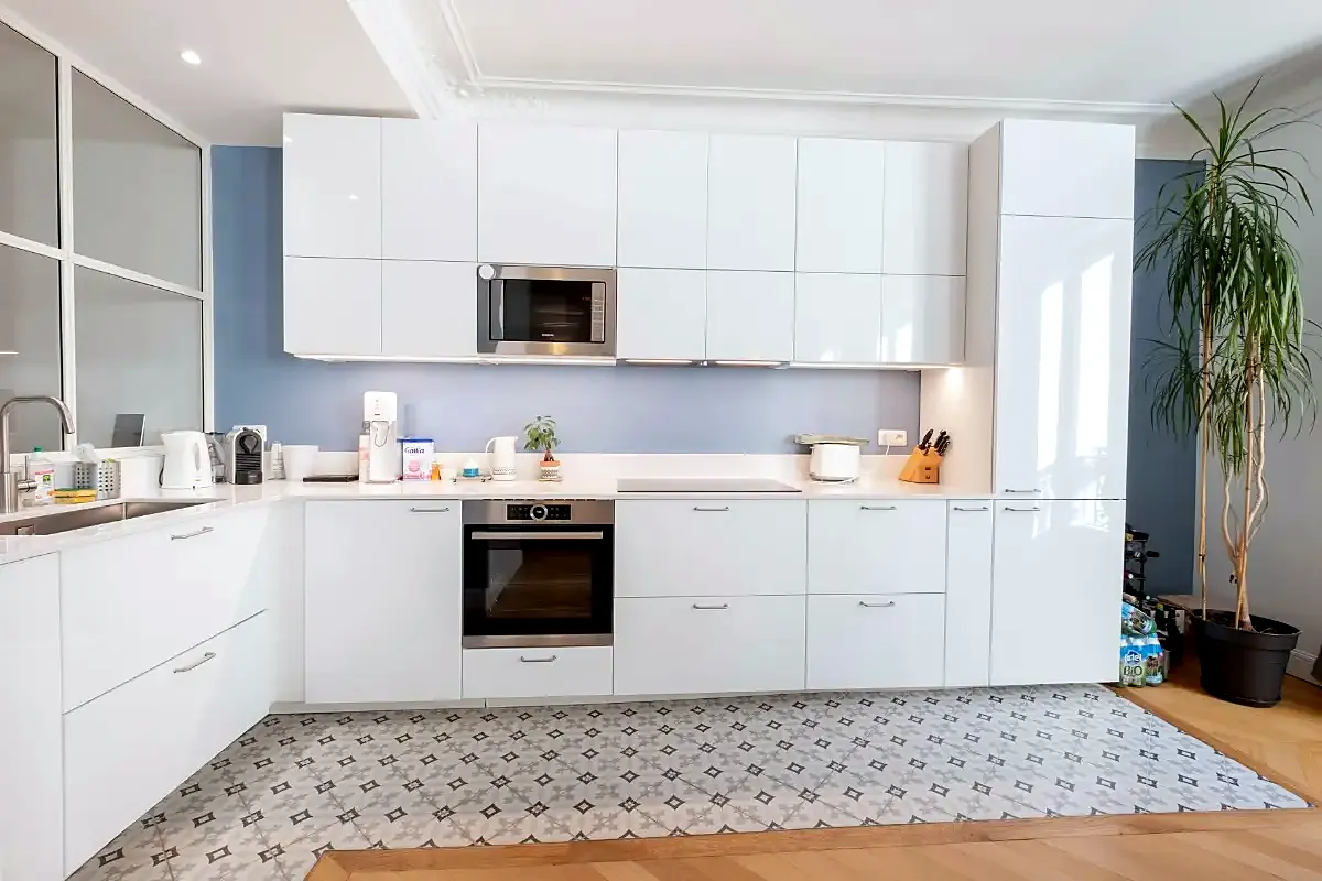 Cuisine blanche en L et carreaux de ciment