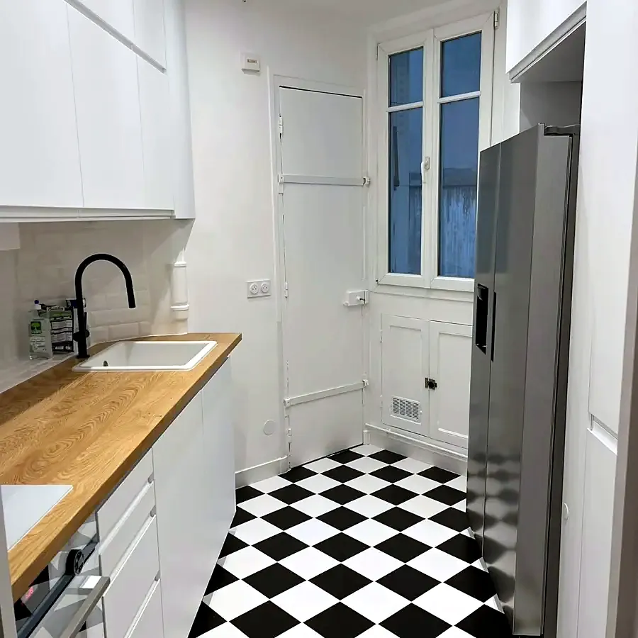 Cuisine blanche, plan bois et sol en damier