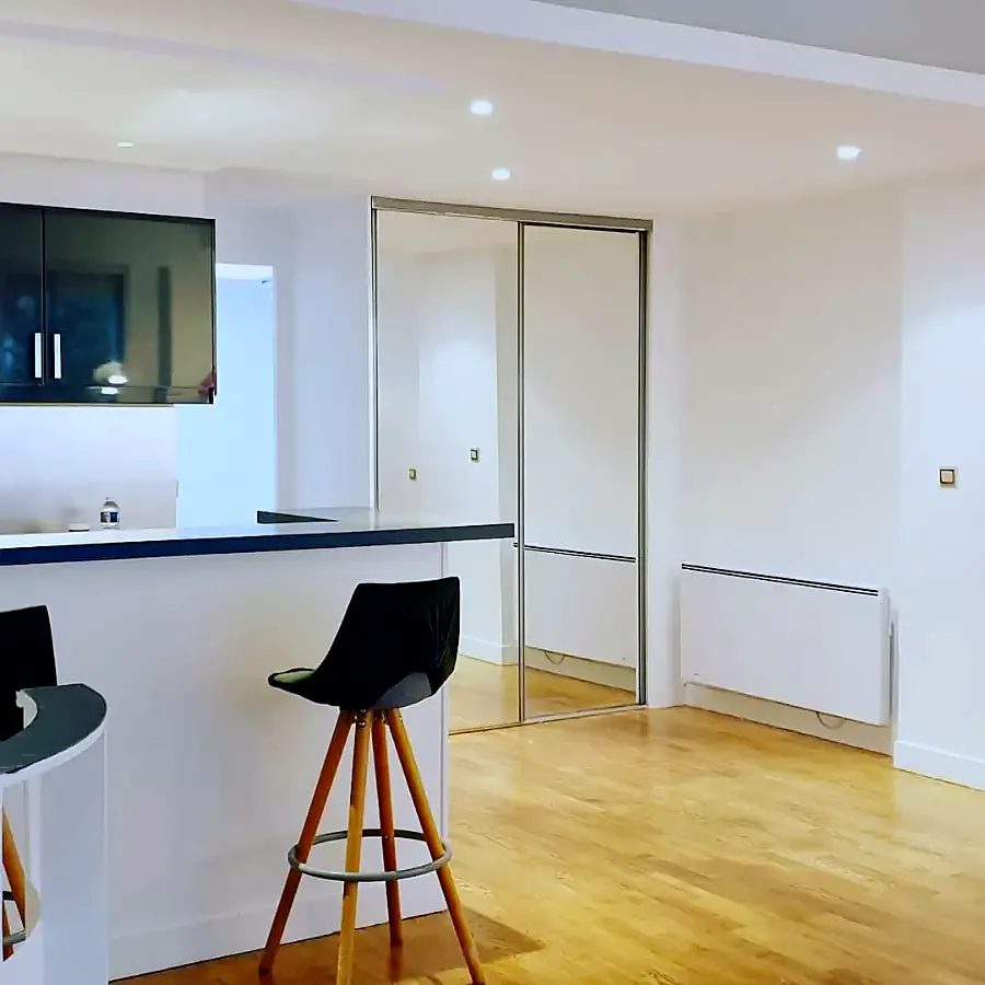 Cuisine ouverte avec bar sur parquet