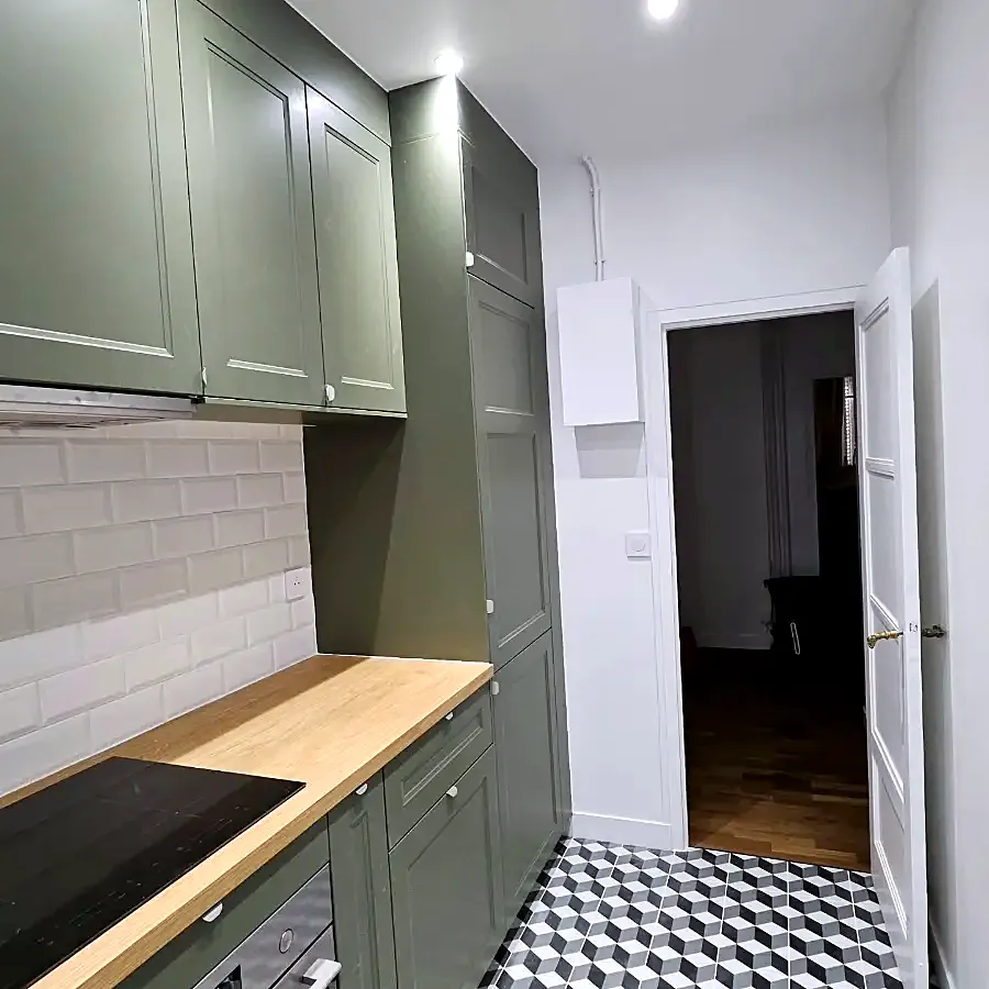Cuisine vert sauge et carrelage cubique