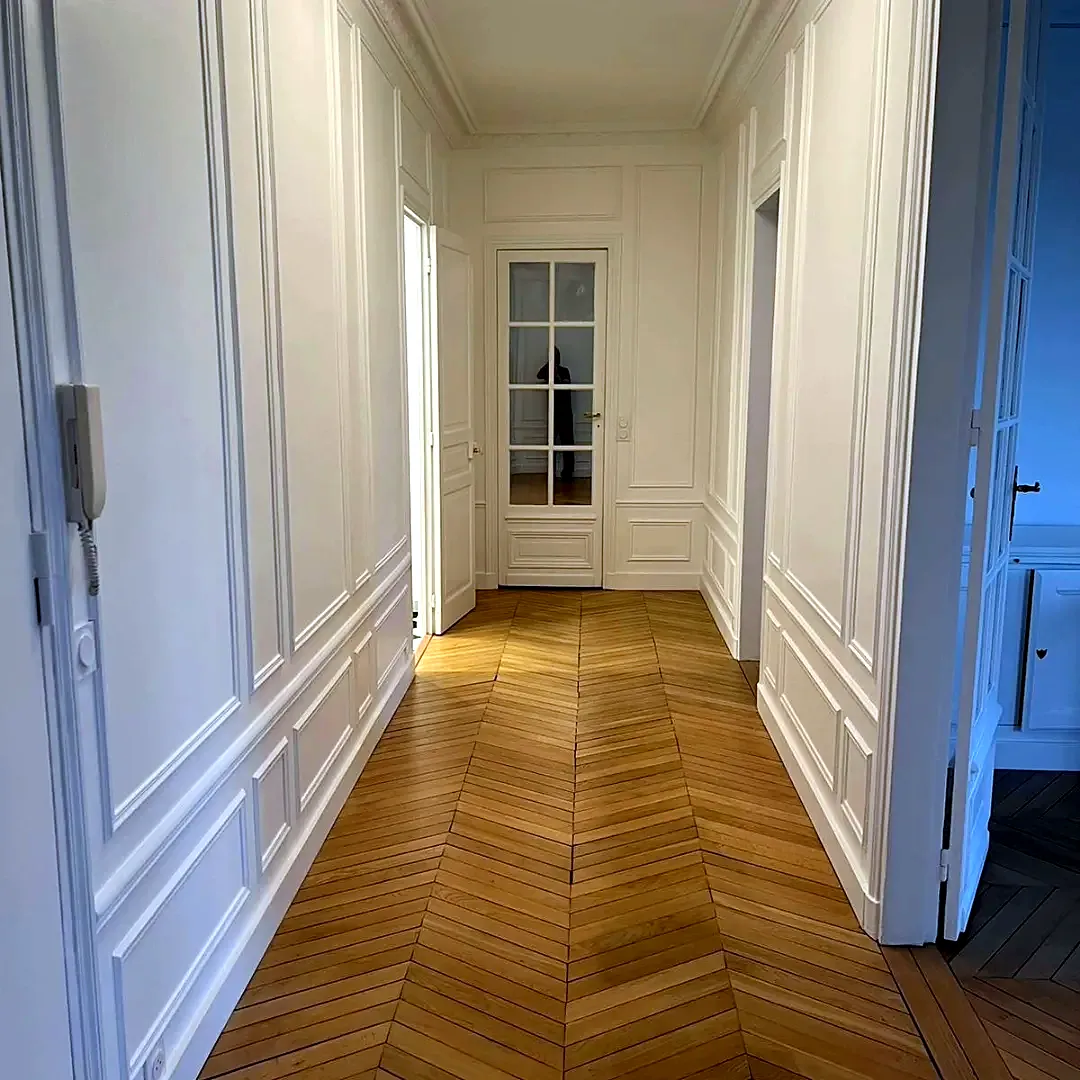Couloir avec parquet en point de Hongrie