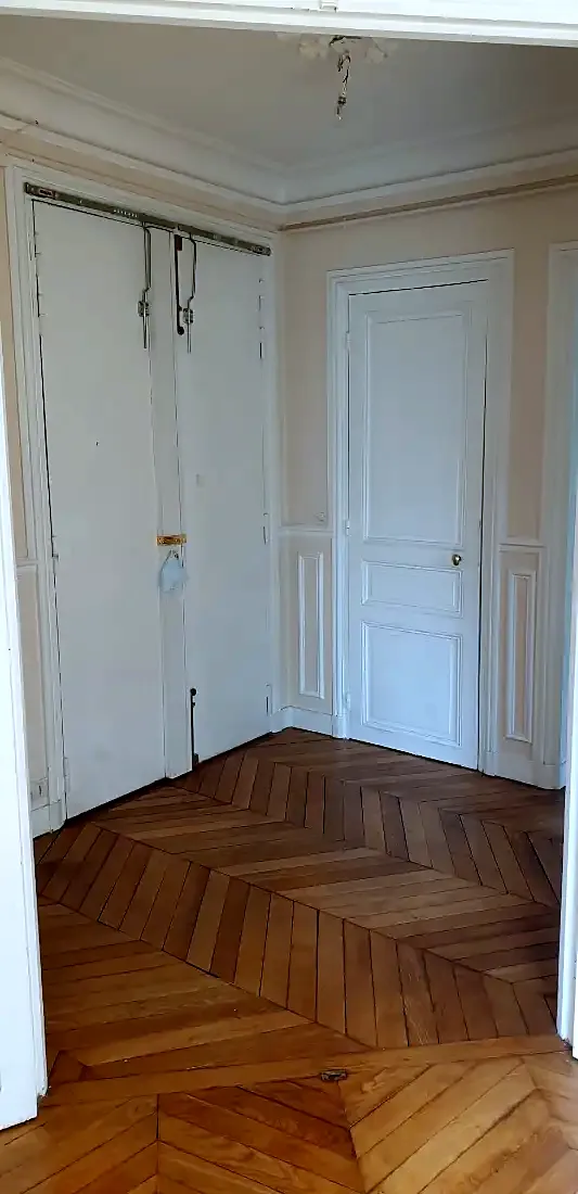 Entrée avec doubles portes et parquet