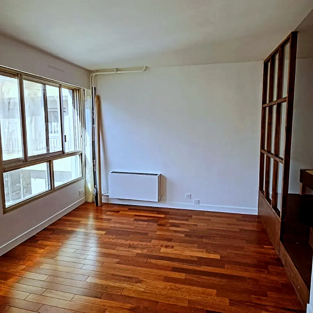 Salon lumineux avec parquet vitrifié