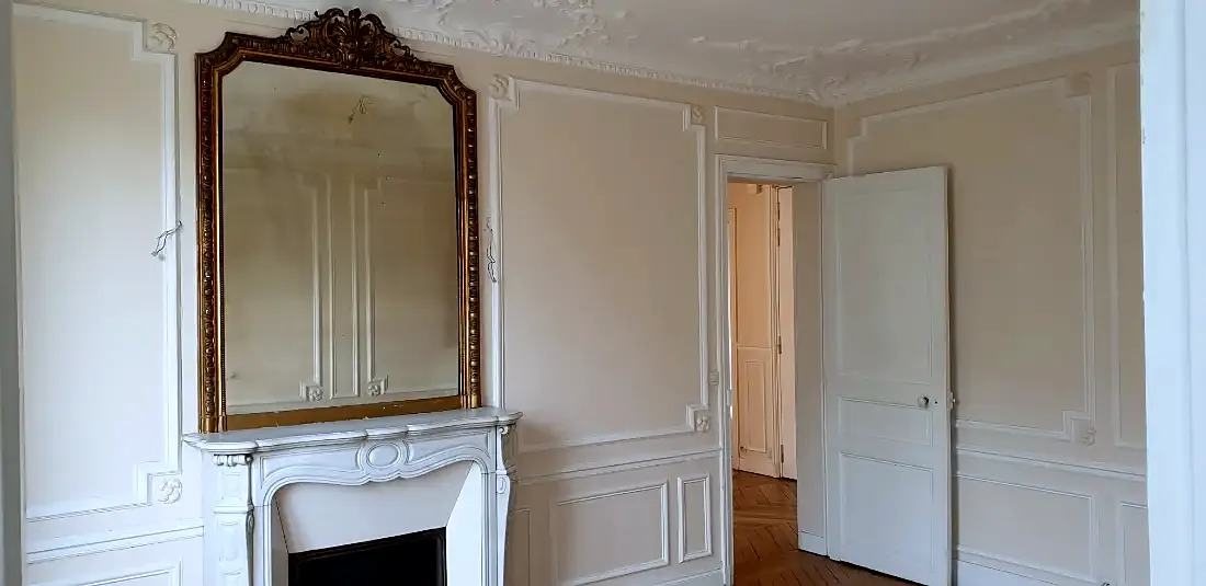 Séjour avec cheminée et miroir doré