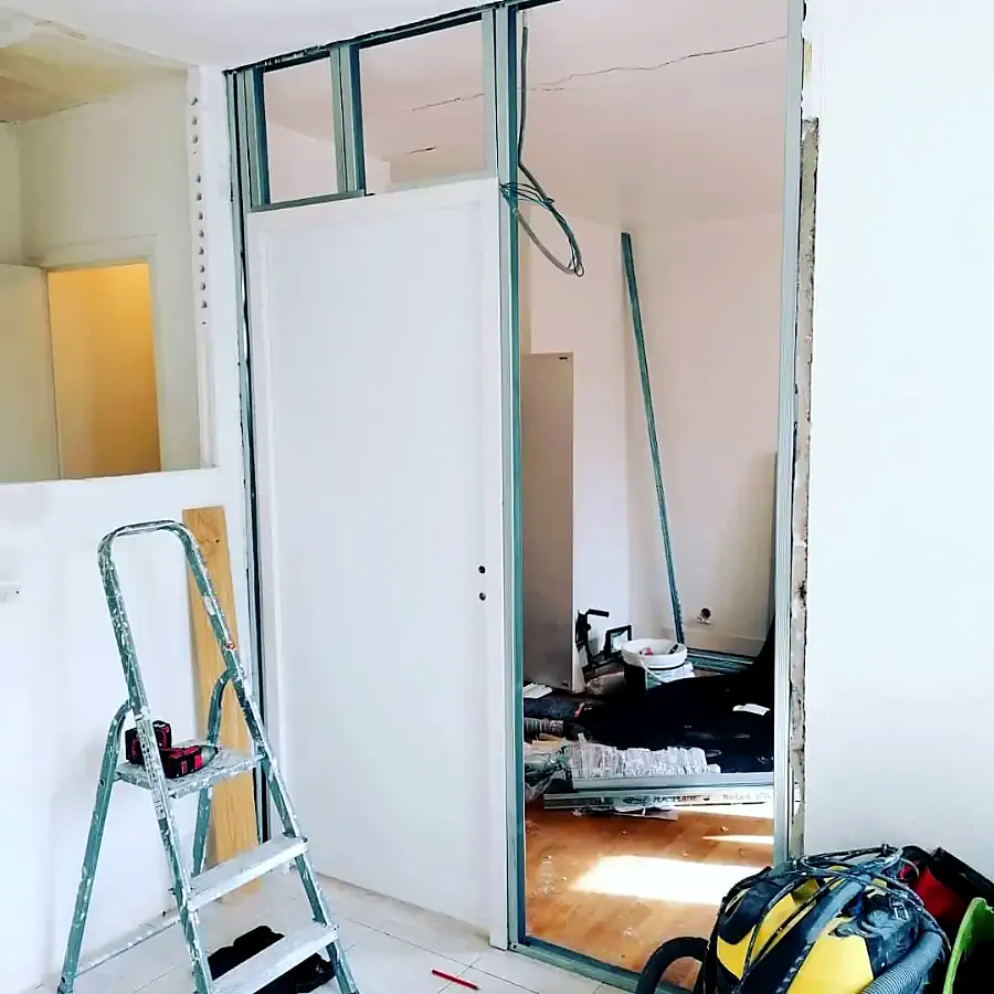 Nouvelle cloison en plaques de plâtre avec porte