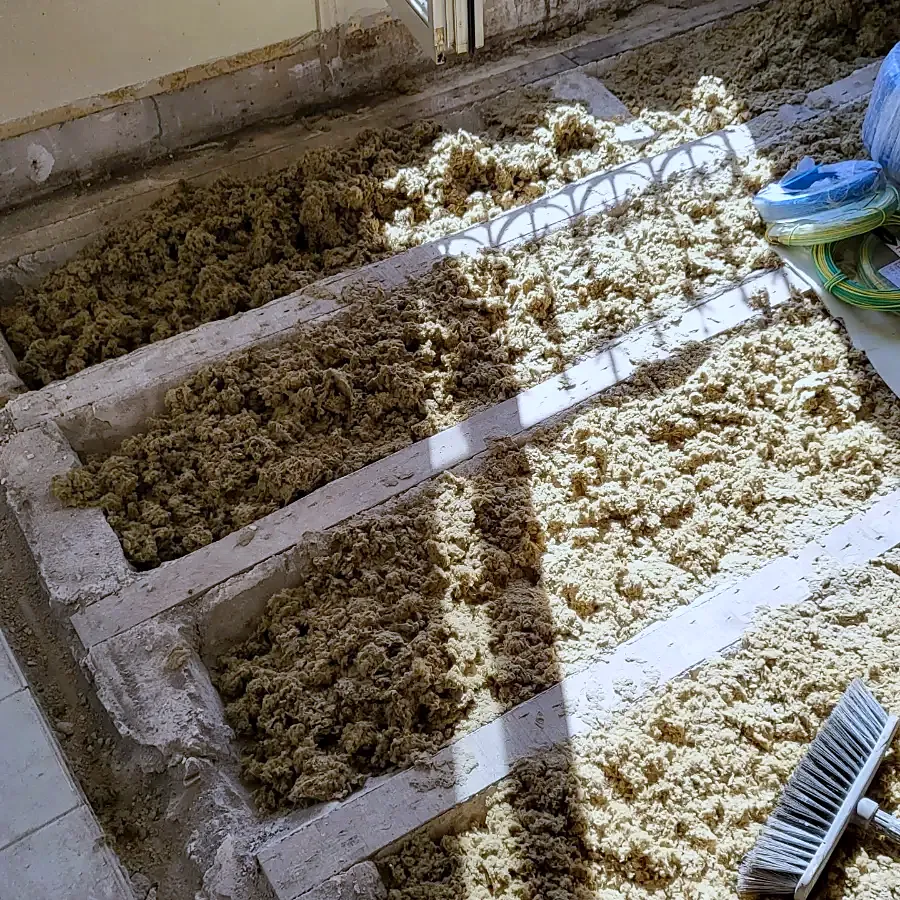 Isolant posé entre les solives du plancher