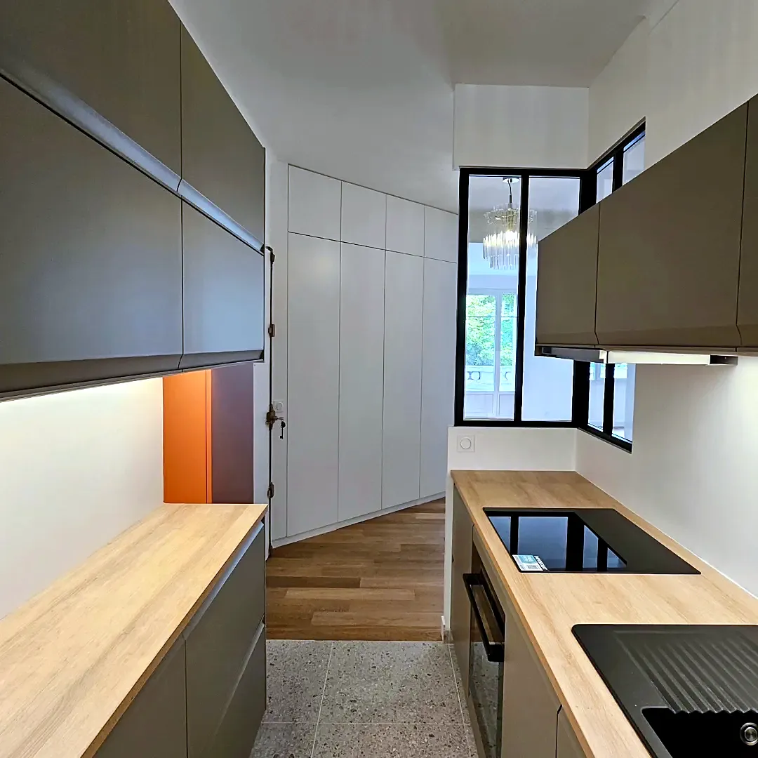 Cuisine avec plan de travail bois et rangements