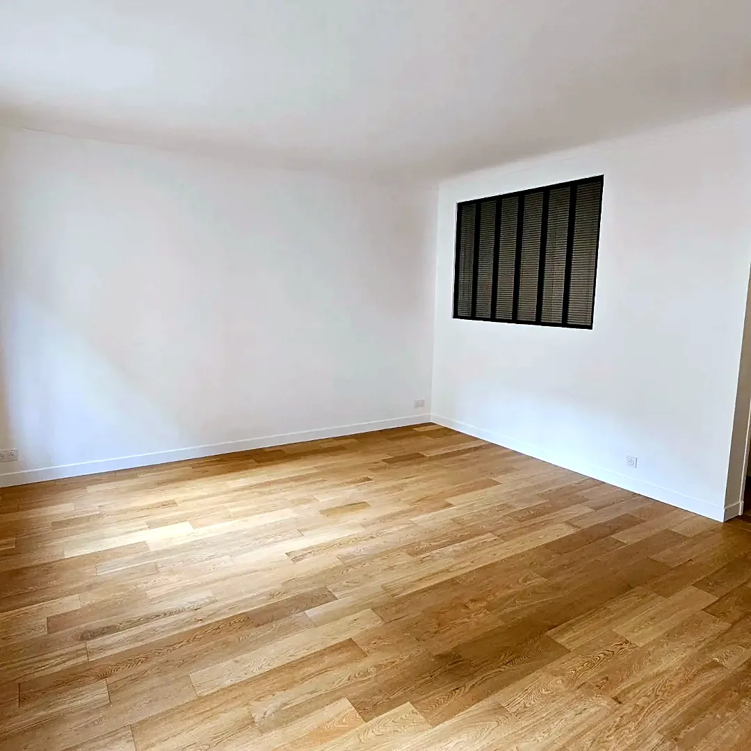 Pièce avec verrière d’atelier et parquet