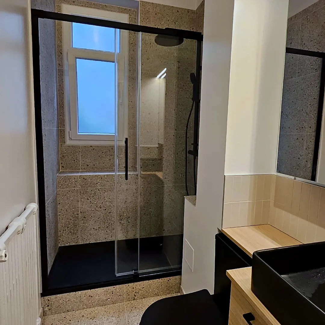 Douche à l’italienne avec paroi vitrée