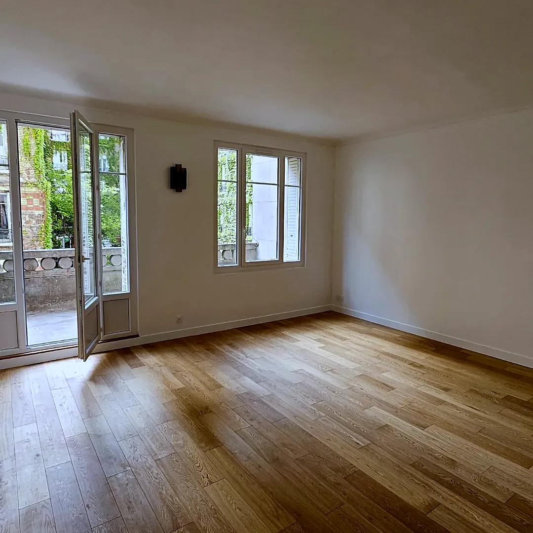 Séjour lumineux avec parquet chêne