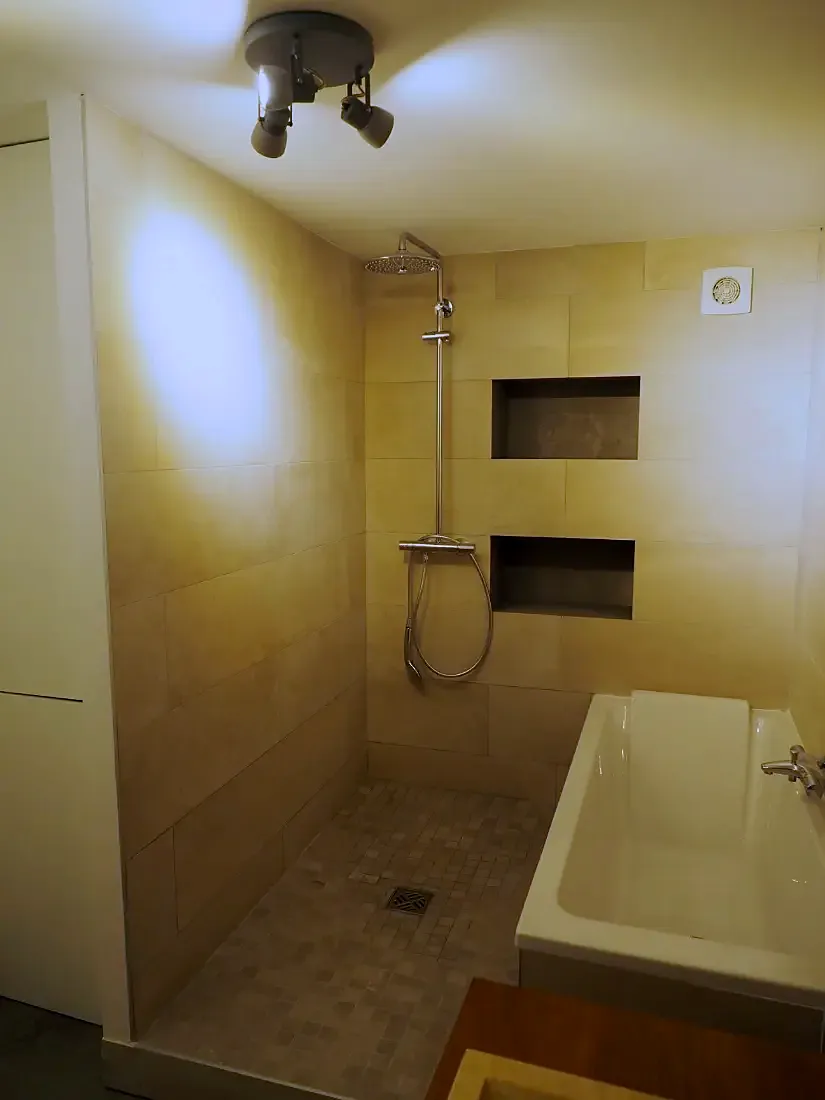 La même pièce : douche à l’italienne avec niches et baignoire