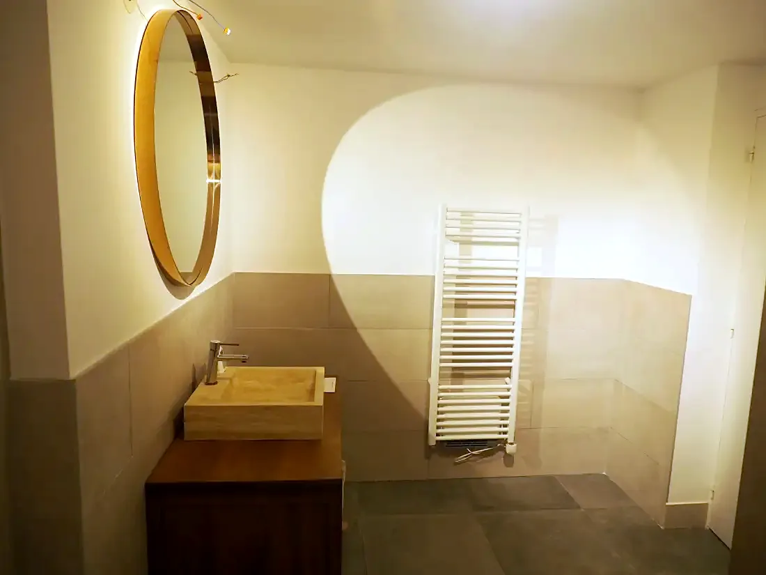 Vasque bois, miroir doré et sèche-serviettes