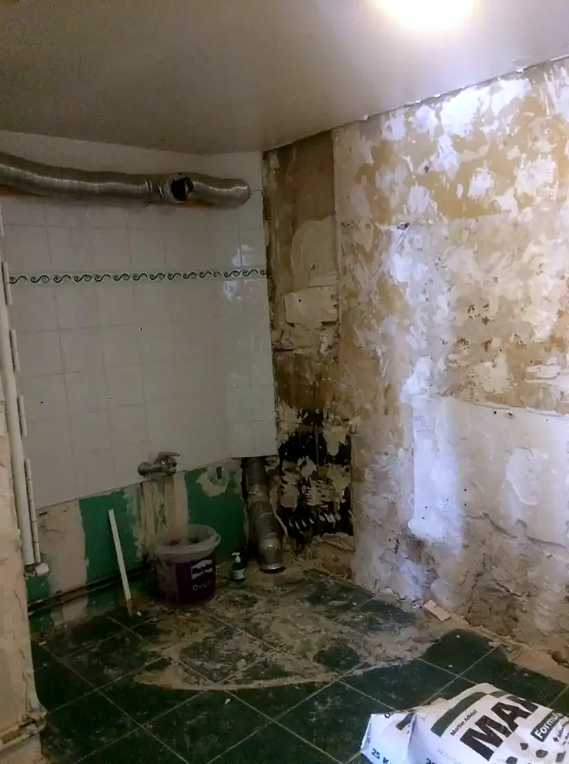 Salle de bains avant travaux, murs dégradés