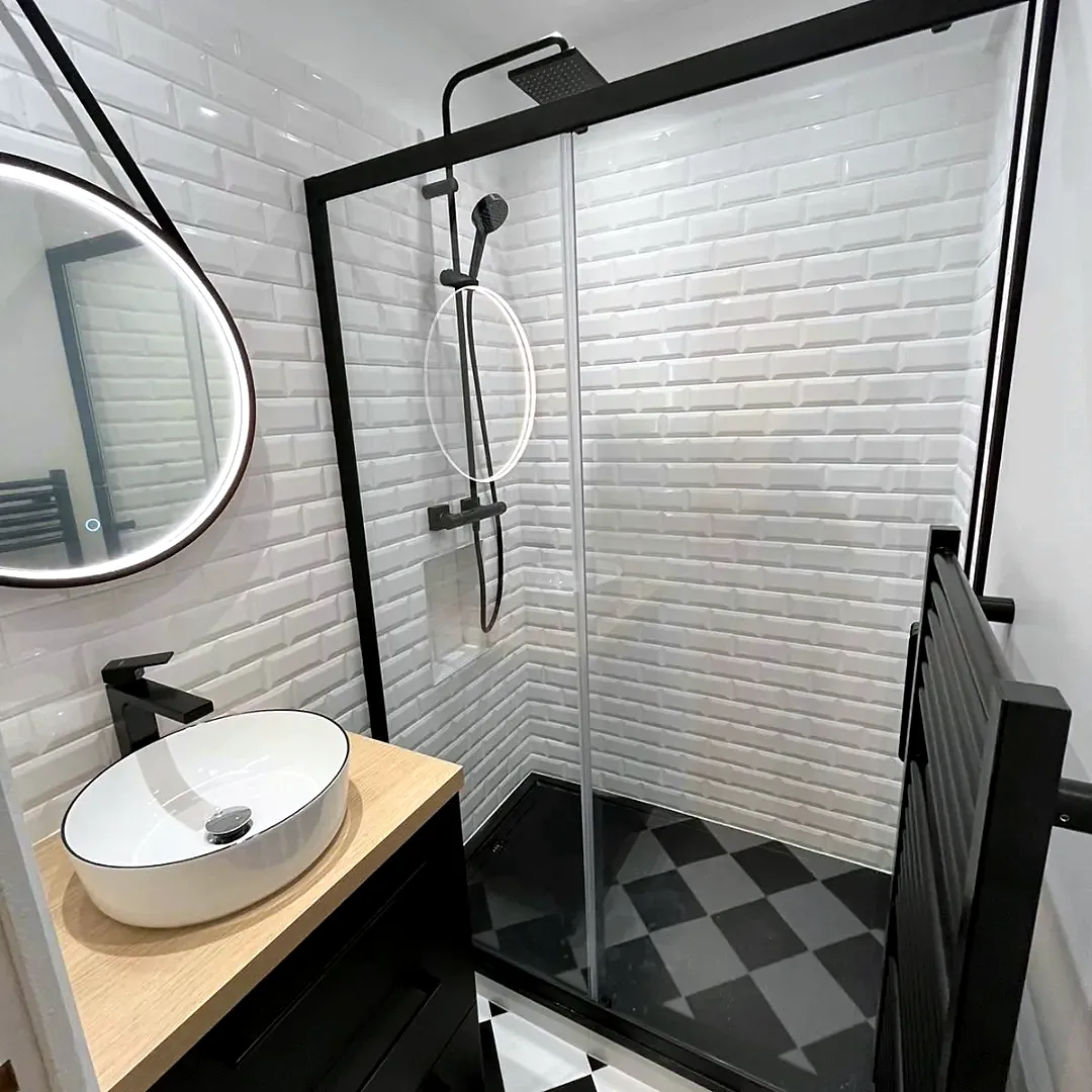 Douche avec paroi noire et vasque à poser