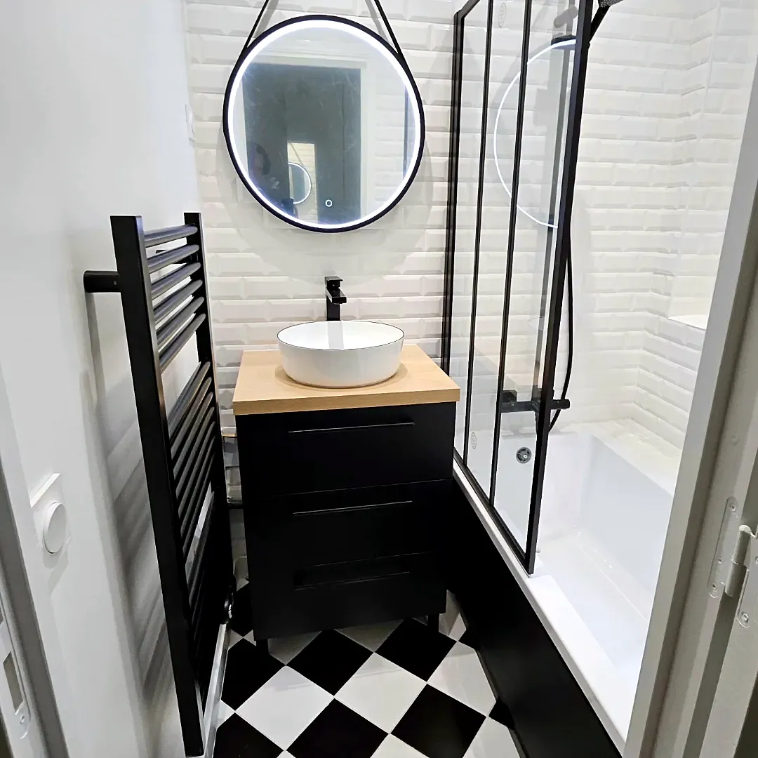 Salle de bains noir et blanc, carrelage en damier