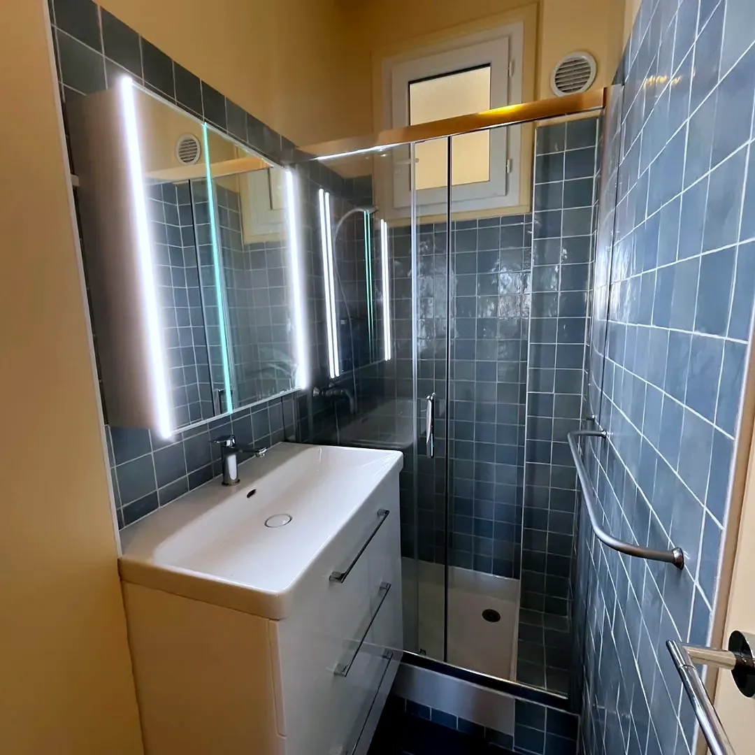 Douche en zellige bleu et miroir lumineux
